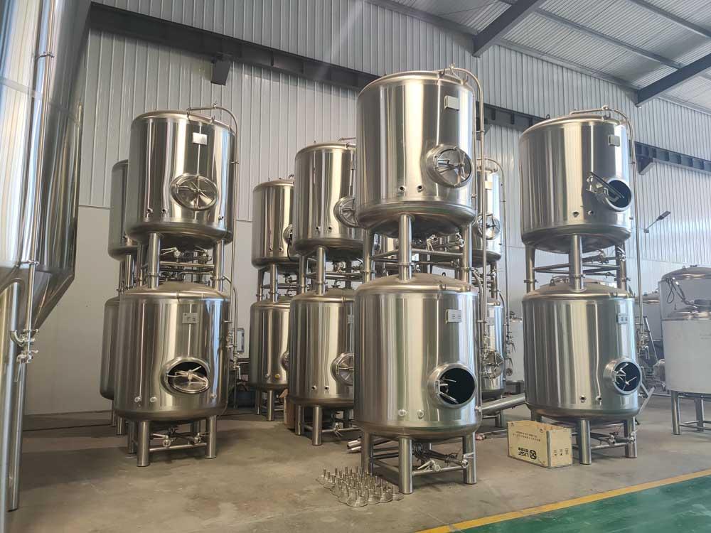 <b>6HL Double wall bright beer tank</b>